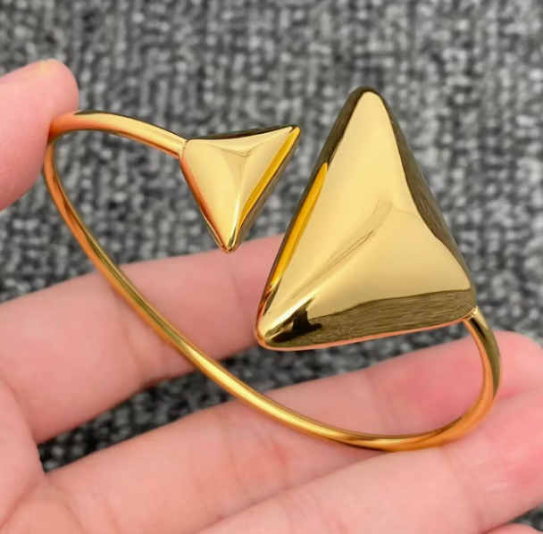Ava Bangle